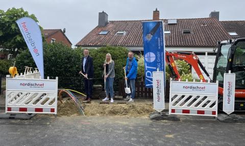 Andreas Niehaus (Gebietsleiter Niedersachsen, GVG Glasfaser), Marina Lange (Technische Leitung, VPT Consulting), Patrick Bade (Bürgermeister Sulingen)