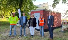 (v.l.n.r.) Silvio Altmann (Bauleiter GVG), Mario Aquino (GVG Gebietsleiter), Claudia Pelzl (GVG Marketing-Regionalleiterin), Jens Howiller (Projektleiter MAM Bau) und Michael Klumpe (Stadt Diepholz) vor einer der technischen Schaltzentralen für das Glasfasernetz in Diepholz.